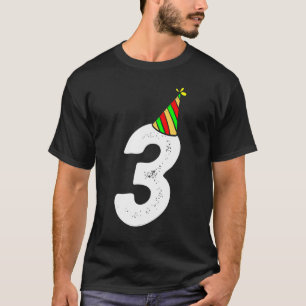 3:e födelsedagen Barn 3 år gammal med lilla H T Shirt