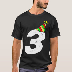 3:e födelsedagen Barn 3 år gammal med lilla H T Shirt