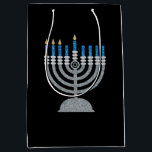 3:e Natten Hanukkah Glitter Medium Gift Bag<br><div class="desc">Hanukkah 2022 börjar på kvällen Söndag den 18 december och slutar på kvällen måndagen den 26 december</div>