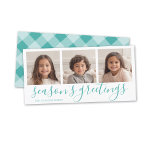3 Foto - Teal Calligraphy Pput Seasons Hälsning Julkort<br><div class="desc">Teal and White - En minimal design med 3 fotokollage på framsidan och en modern buffel på baksidan av mönster. Hälsning är ett stort festligt typsnitt som är modernt och söt. Anpassa detta med 3 foton och med familjen namn.</div>
