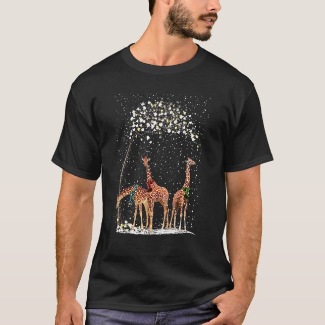 3 Giraffes Scarf Winter Christmas Tree Xmas Snowy T Shirt (Framsida)