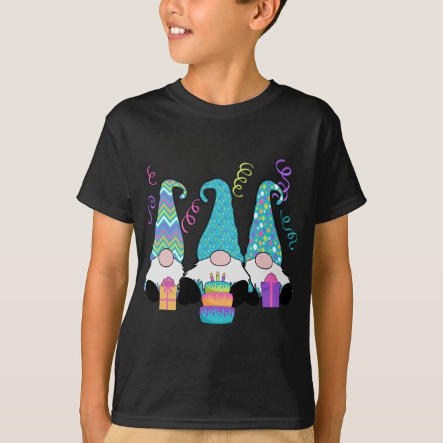 3 Gnomes Birthday Cake, Presenter, Confett T Shirt (Framsida)