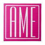 3 Initialer Monogram | Vit på Shock rosa Kakelplatta<br><div class="desc">Coola och modern.</div>
