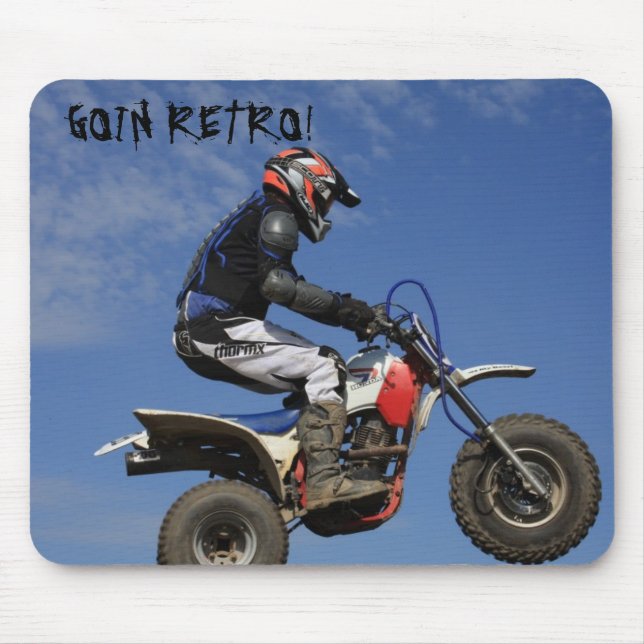 3 person som drar en skottkärra, RETRO GOIN! Musmatta (Framsidan)