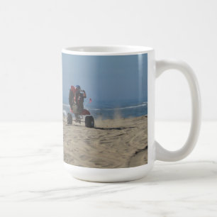 3 person som drar en skottkärra som rider Wheelie Kaffemugg