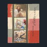 3 Photo Collage Rustic Abstrakt Personlig Namn Fleecefilt<br><div class="desc">3 Photo Collage Rustic Abstrakt Personlig Namn Fleece Blanket har en fotokollage av tre av dina favoritfoton med personlig namn i ett vanligt svart skript på abstraktens bakgrund. Anpassa genom att redigera texten i textrutorna. Perfekt för födelsedag, jul, Mors dag, Fars dag, mor- och farföräldrar, syster, bror, kusiner, bästa vänner...</div>