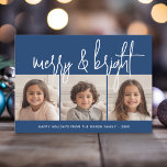 3 Photo Collage Skriptblått, vitt merry Bright Julkort<br><div class="desc">En fin och skarp Julhälsningar med ett ritstift för kalligrafi av skript. En modern känsla i mitten av århundradet med ett geometriskt mönster på baksidan. Denna icke-traditionella design är en ny metod som kommer att få dina familjefotografier att framträda.</div>