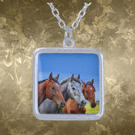 3 Sterling silver med häfthuvud Silverpläterat Halsband<br><div class="desc">Firar styrka,  nåd och frihet med det här bedövande halsbandet på sterling silver,  som innehåller tre detaljerade hästhuvuden. En perfekt biet för hästälskare och ridentusiaster. Eleganten är djärv,  det här halsbandet tillför en aning rustisk charm och personlig innebörd till alla utrustningar. Underbar som gåva eller personlig keepé.</div>