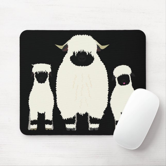3 Valais Black Nose Sheep i rad Musmatta (Med mus)