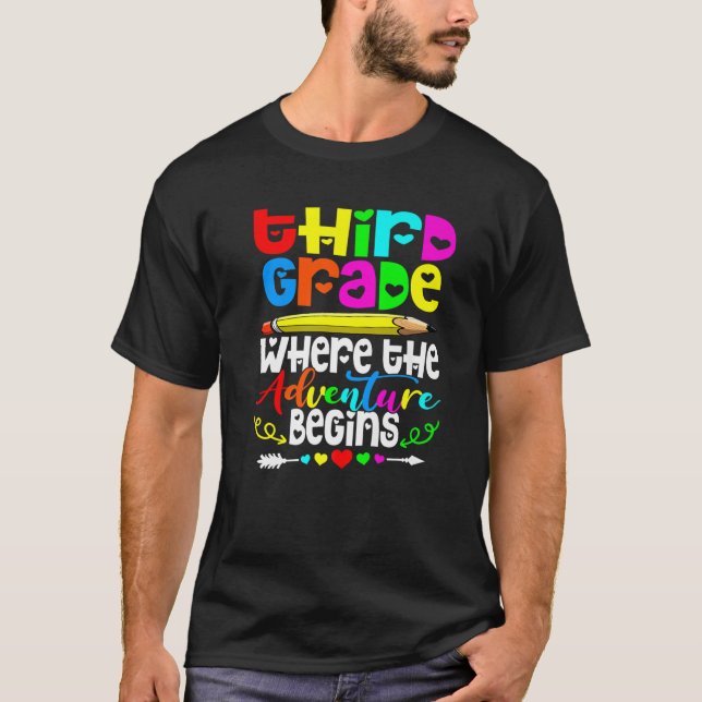 3RD Klass där Äventyr börjar i tredje Klass t Shirt (Framsida)