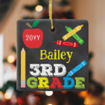 3rd Klass Keepsaki Chalkboard Colorful Kids Photo Julgransprydnad Keramik<br><div class="desc">Den tredje Klass-fotodesignen har ett äpple, en linjal, kritor och fet, färgstark roligt. Klicka på knappen Anpassa om du vill ha fler alternativ2ndr-ändringar av texten! Det finns variationer i denna utformning, ytterligare färg och samordnade produkter i vår butik, zazzle.com/store/doodlelulu. Kontakta oss om du behöver den här designen för en specifik...</div>