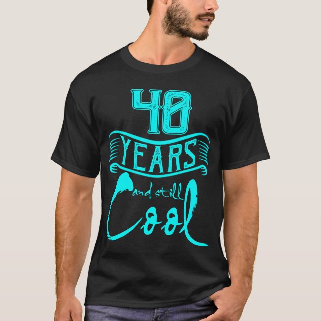 40 år och kalla roliga födelsedaggåvor för t shirt (Framsida)