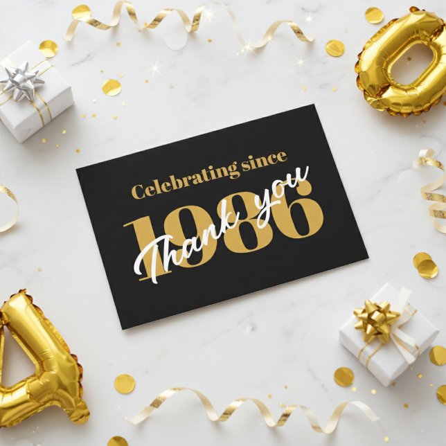 40-årsdag 1986 Retro Svart Och Guld Tack Kort (Extreme close-up of a black and gold 40th birthday thank you card on a marble table)