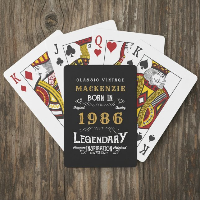 40-årsdag Född 1986 Legend Svart Guld Casinokort (Born 1986 playing card. Wood background.)