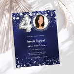 40-årsdag - marin blå fotoinbjudan till silver<br><div class="desc">En modern fotoinbjudan till snyggten för en 40-årsdag party. En marin blå bakgrund,  dekorerad med stjärnor. Den blå färg är ojämn. Anpassa och lägg till information om foto och party. 1 lakan = 1 inbjudan tryckt kant till kant.</div>