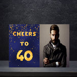 40-årsdagen Flottblåfusk i guld Inbjudningar<br><div class="desc">Trendigets 40-åriga festinbjudan. Med texten: Cheers to 40 på framsidan skriven med faux guld ballong brev. Mörk blått bakgrund,  det blå färg är ojämn. Med guldkonetti. Mall för fotot. Lägg till din händelseinformation på baksidan. Vit brev,  blå bakgrund.</div>