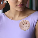 40-årsdagen ro guld  glitter namn bricka knapp<br><div class="desc">Elegant,  klassisk,  glamorös namn bricka för en 40-årsdag party. Ro guld och  övertoningsbakgrund. Dekorerad med ro guld,  faux glitter,  gnistor. Anpassa och lägg till ett namn. Namn är skrivet med ett modernt skript för färgaden ro i mörk,  skrivet med stil. Nummer 40 skrivs med ett stil-teckensnitt med ballong.</div>