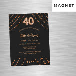 40-årsdagen svart lyx för ro guld-stjärnor magnetisk inbjudningskort<br><div class="desc">För en elegant på 40-årsdagen party. En svart bakgrund. Dekorerad med ro guld stjärnor. Anpassa och lägg till namn,  närmare uppgifter om party,  födelseår. Namn är skrivet med ett handskript i stil</div>
