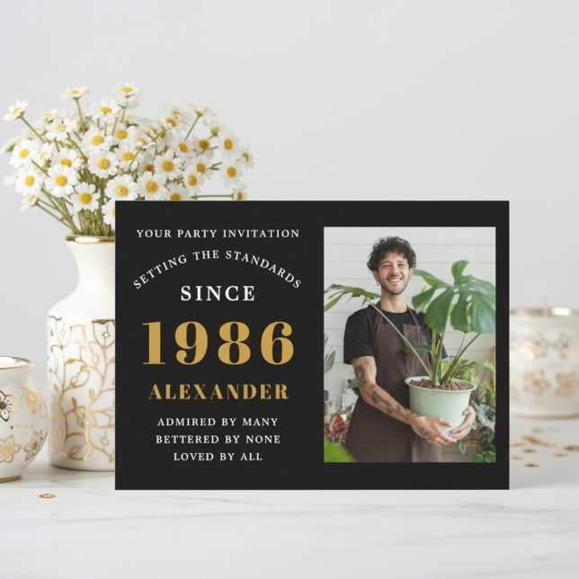 40-årsfirande 1986 Svart Guld Personlig Foto Inbjudningar (1986 birthday invitation. Background flowers.)
