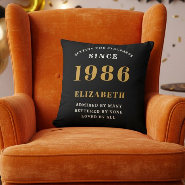 40-årspresent Personlig 1986 Svart Guld Kudde (1986 personalized throw pillow on orange chair)