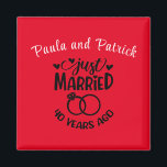 40:e Bröllop-årsjubileet, anpassade namn Ruby Red Magnet<br><div class="desc">Minneshögtidlighålla 40-årsdagen av bröllop med denna ruinerade röda bakgrund,  anpassningsbar magnet. Anpassa namn i svart text till ditt eget eller paret som firar denna milstolpe. Underbar idé även för en partiförmån!</div>