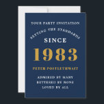 40:e födelsedag 1983 Blått Guld Lägg till Namn år Inbjudningar<br><div class="desc">För dem som firar sin födelsedag har vi det idealiska födelsedagsfest inbjudan-kortet. Elegantens bakgrund med guld-design är enkel och chic. Anpassa enkelt texten längst fram och baktill på det här födelsedagsinbjudningskortet med hjälp av den mall som finns. En del av standardskalan för kort,  party och gåvor.</div>