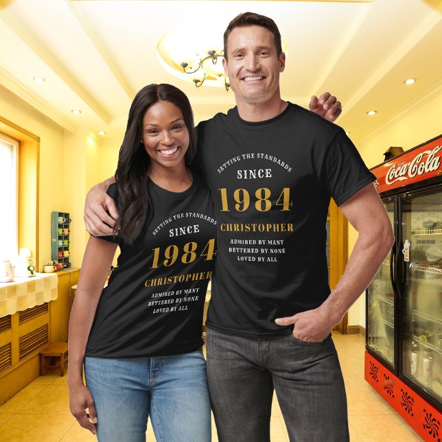 40:e födelsedag 1984 Lägg till Namn Black Guld Par T Shirt (Custom 40th Birthday Guest of Honor Black and Gold T-Shirt – Born 1984 Edition)