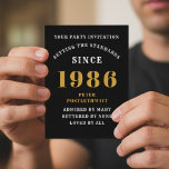 40:e födelsedag 1986 Svarta Guld-inbjudan Vykort<br><div class="desc">Elegant Black and Guld 40:e födelsedagsinbjudan - Skapa din egen Personlig design. När du ställer in ett steg för ett anmärkningsvärt firande börjar du med perfektens inbjudan. Vår elegant Black och guld 40-årsinbjudan är perfektens val för denna milstolpe-händelse. Den här inbjudan, som är full av sofistikering och som i guld...</div>