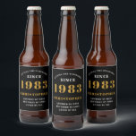40:e födelsedag Born 1983 Add Namn Black Guld Ölflaska Etikett<br><div class="desc">Personlig Födelsedag lägg till ditt namn och årsmärke för öl. Redigera namn och år med den angivna mallen. En underbar födelsedagsfest av anpassningsbar. Fler gåvor och party-förråd finns tillgängliga med utformningen "standardinställningar" i butiken.</div>