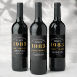 40:e födelsedag Born 1983 Add Namn Black Guld Vinflaska Etikett<br><div class="desc">Personlig Födelsedag lägg till ditt namn och årsetiketten vin. Redigera namn och år med den angivna mallen. En underbar födelsedagsfest av anpassningsbar. Fler gåvor och party-förråd finns tillgängliga med utformningen "standardinställningar" i butiken.</div>