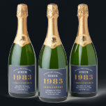 40:e födelsedag Born 1983 Lägg till Namn Blue Guld<br><div class="desc">Personlig Födelsedag lägg till ditt namn och årsmärkta vin. Redigera namn och år med den angivna mallen. En underbar anpassningsbar blå födelsedagsfest tillbehör. Fler gåvor och party-förråd finns tillgängliga med utformningen "standardinställningar" i butiken.</div>
