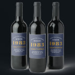 40:e födelsedag Born 1983 Lägg till Namn Blue Guld Vinflaska Etikett<br><div class="desc">Personlig Födelsedag lägg till ditt namn och årsetiketten vin. Redigera namn och år med den angivna mallen. En underbar anpassningsbar blå födelsedagsfest tillbehör. Fler gåvor och party-förråd finns tillgängliga med utformningen "standardinställningar" i butiken.</div>