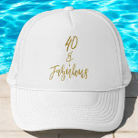 40:e födelsedag Guld Foil and White Truckerkeps<br><div class="desc">40:e födelsedag Faux Guld och White Birthday Truckerkeps för henne.</div>