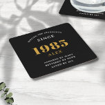 40:e födelsedag Namn 1985 Svarta Guld-Elegantens C Underlägg Papper Kvadrat<br><div class="desc">Premium 40:e födelsedag: Pappra Underlägg för svart och Guld Personlig - Firande Elegance. Fira en milstolpe-födelsedag i stil med vår chic, förstklassiga, 40:e födelsedag pappra underlägg. Exakt designat med ett påfallande svart och guld färg-system tillför dessa underlägg en aning lyxhet och sofistikering till varje 40-årsdagarsbäcke. Uttryck ditt personliga stil med...</div>