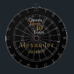 40:e födelsedag Personlig Cheers Öl Black Guld Darttavla<br><div class="desc">Det här är en coola och en modern personlig med 40 års födelsedagsdesign. Det är en enkel, minimal utformning, i klassisk svart- och guld-typografi. Perfekt för en coola och roligt, 40-årsgåva, keepsaké eller tillbehör till party. Den har "Cheers and Öl to 40 Years" och rymmer ditt namn och år. Om...</div>