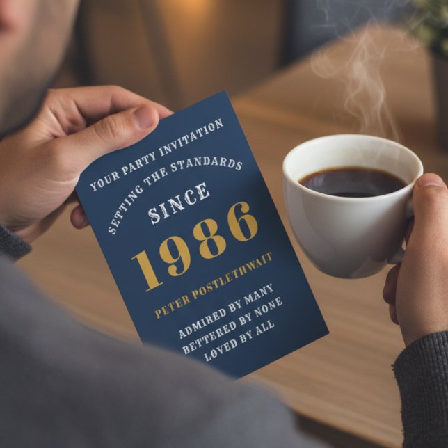 40:e födelsedagen 1986 Personligen Blue Guld för h Inbjudningar (Blue 40th birthday invitation held by a man drinking coffee.)