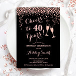 40:e födelsedagen - Cheers to 40 Years Ro Guld Bla Inbjudningar<br><div class="desc">40:e födelsedagsinbjudan. Skål för 40 år! Utformning av eleganten i svart och ro guld. Innehåller champagneglas,  typsnitt och konfekti. Perfekt för en snyggt fyrtionde födelsedagsfesten. Anpassa med dina egna detaljer. Kan anpassas för att visa vilken ålder som helst.</div>