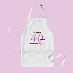40:e födelsedagsgåvor Apron - Lustigt Förkläde<br><div class="desc">Tittar för en lustig 40:e milstolpe-födelsedagspresent till ett dam som kärlek ska laga mat? Det här 40-årsdagarspressen kan vara perfekt! Det står: "Det tog 40 år att få den här Apron." Färg svart och rosa används för texten. Det här är en mycket unik humoristisk 40-årsgåva för varje kvinna som gör...</div>