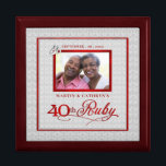 40:e Ruby-årsdagen Foto-Smyckeskrin Minnesask<br><div class="desc">Denna vackra juvelry- eller Trinket-låda är försedd med vår vackra Bröllop-årsjubileum Samlingsdesign och innehåller jubileumsfoto, deras Ruby-jubileum och deras namn. Ett härligt sätt att hedra minnen du firade 40 år tillsammans. En vacker gåva till make till ge till hans fru på 40 år, särskilt om han lägger in en speciell...</div>