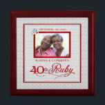 40:e Ruby-årsdagen Foto-Smyckeskrin Minnesask<br><div class="desc">Denna vackra juvelry- eller Trinket-låda är försedd med vår vackra Bröllop-årsjubileum Samlingsdesign och innehåller jubileumsfoto, deras Ruby-jubileum och deras namn. Ett härligt sätt att hedra minnen du firade 40 år tillsammans. En vacker gåva till make till ge till hans fru på 40 år, särskilt om han lägger in en speciell...</div>