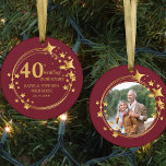 40:e Ruby Bröllop-årsdagen Foto Guld Stars Julgransprydnad Keramik<br><div class="desc">40:e Ruby Bröllop-årsjubileet är julklapp som du kan anpassa med ditt favoritfoto, namn och bröllop. Fotomallen visningar bild i runda format, ramad med en abstrakt andedräkt av ringar, dekorerad med guld-stjärnor. Om du har problem med att placera bild perfekt kan du prova att beskära till en kvadrat innan du överför....</div>