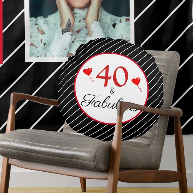 40 & Fabulous Hearts 40 Birthday Black & Rand Rund Kudde (40 & Fabulous Hearts 40th Birthday Black & Stripes Round Pillow)
