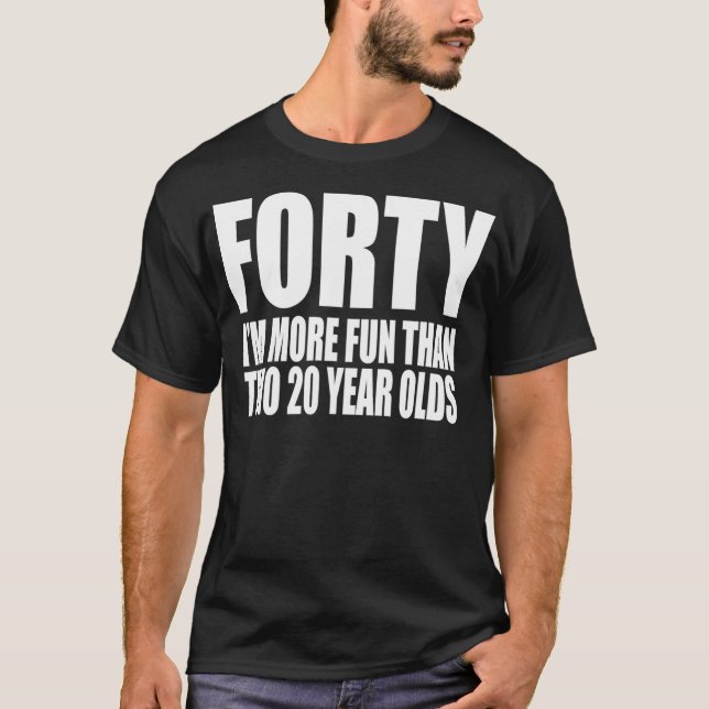 40 IM MER ROLIGT ÄN TVÅ 20 ÅR FÖDD T SHIRT (Framsida)