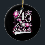40 och Fabulous 40 Years Old 40th Birthday Diamond Julgransprydnad Keramik<br><div class="desc">Om du eller din mamma-vän som har 40 dagar på party,  är denna 40 & Fabulous-garanti med Girly Rosa High Heel Shoe Krona rhinestones gems print och nummer 40 design coola att fira deras 40-årsjubileum som fantastisk.</div>