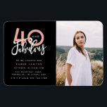 40 och fantastisk fotoinbjudan till födelsedagsfes magnet<br><div class="desc">Fira din 40-årsdag i stil med dessa svarta och rosa fyrtio och fantastiska födelsedagsinbjudningar till party. En modern design med skripttext och fet grafik. Ändra färg för att anpassa. En del av en samling.</div>
