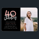 40 och fantastisk fotoinbjudan till födelsedagsfes magnet<br><div class="desc">Fira din 40-årsdag i stil med dessa svarta och rosa fyrtio och fantastiska födelsedagsinbjudningar till party. En modern design med skripttext och fet grafik. Ändra färg för att anpassa. En del av en samling.</div>