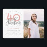 40 och fantastiska fotoinbjudan till födelsedagsfe inbjudningar<br><div class="desc">Fira din 40-årsdag i stil med de här giriga och rosa fyrtio och fantastiska födelsedag som överraskar party fotoinbjudningar. En modern design med skript och fet grafik. Ändra färg för att anpassa. En del av en samling.</div>