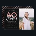 40 och fantastiska fotoinbjudan till födelsedagsfe inbjudningar<br><div class="desc">Fira din 40-årsdag i stil med de här svarta och rosa fyrtio och fantastiska födelsedagsinbjudningar på party. En modern design med skript och fet grafik. Ändra färg för att anpassa. En del av en samling.</div>