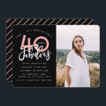 40 och fantastiska fotoinbjudan till födelsedagsfe inbjudningar<br><div class="desc">Fira din 40-årsdag i stil med de här svarta och rosa fyrtio och fantastiska födelsedagsinbjudningar på party. En modern design med skript och fet grafik. Ändra färg för att anpassa. En del av en samling.</div>