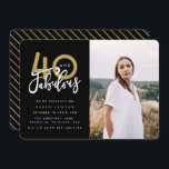 40 och fantastiska fotoinbjudan till födelsedagsfe inbjudningar<br><div class="desc">Fira din 40-årsdag i stil med de här svarta och guld fyrtio och fantastiska födelsedag som överraskar party fotoinbjudningar. En modern design med skript och fet grafik. Ändra färg för att anpassa. En del av en samling.</div>